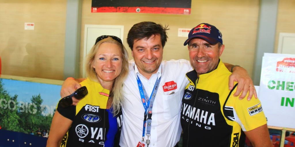 IB-2016-Mauro-Tavella-fra-Andrea-Mayer-e-Stephane-Peterhansel-foto-fuoristradaweb.com_-1200x600