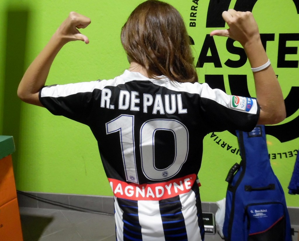 Udinese maglia De Paul curva nord
