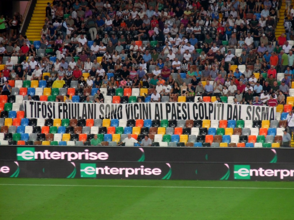 Udinese stadio Friuli striscione tifosi terremoto