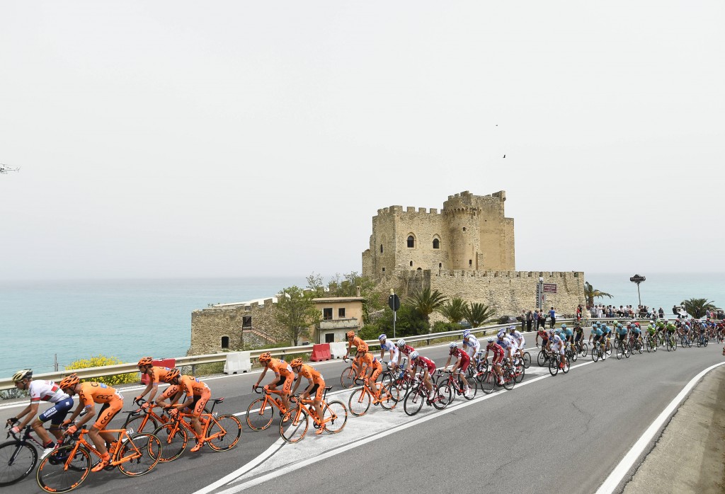Giro d'Italia 2017 - 100a edizione -  Tappa 7 - da Castrovillari a Alberobello (Valle d'Itria) - 224 km ( 139 miglia )