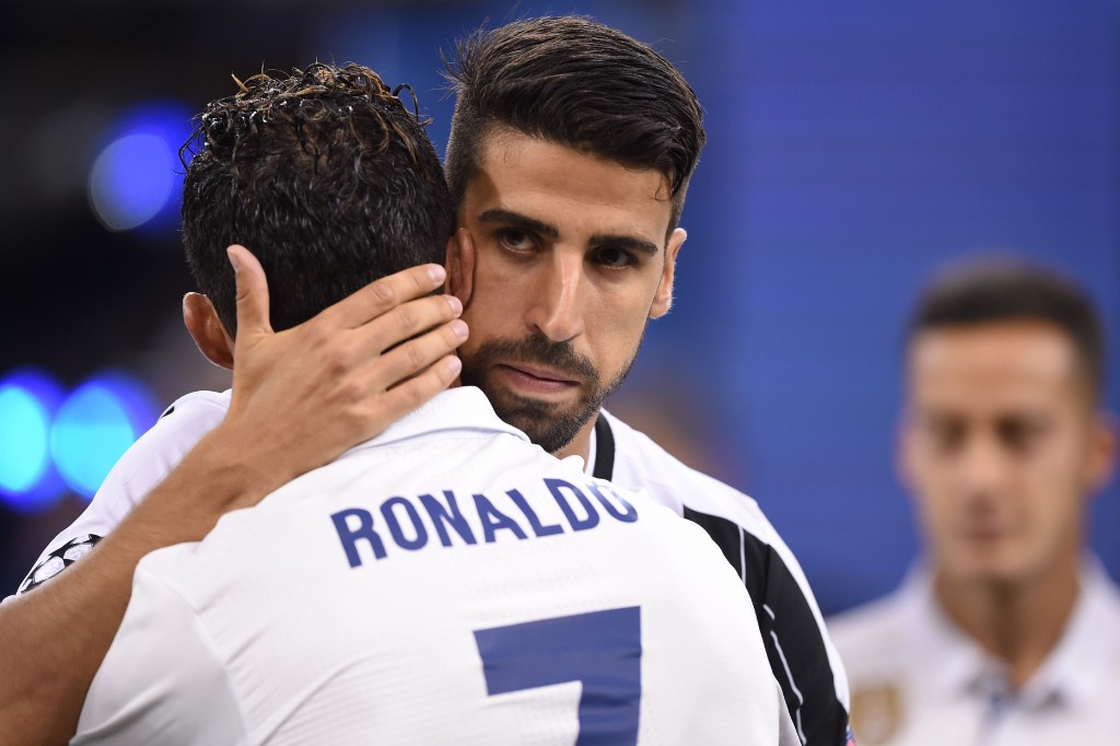 KHEDIRA FBL-EUR-C1-JUVENTUS-REAL MADRID-TROPHY
