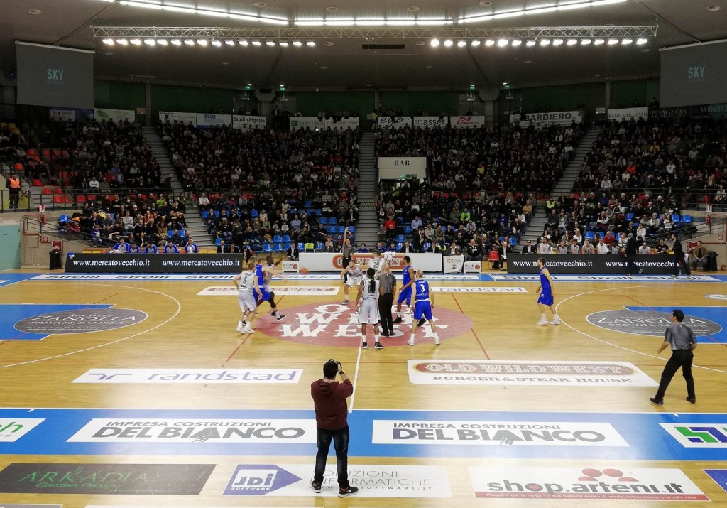 Gsa Udine Roseto Sharks palla a due