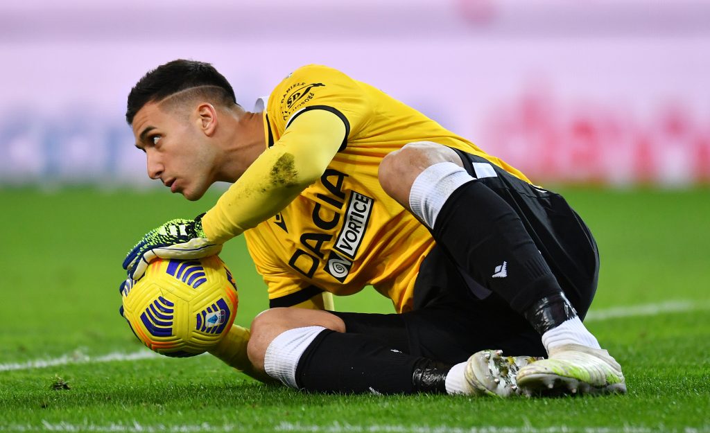 Juan Musso, il portiere dell'Udinese fa suo il pallone in area di rigore