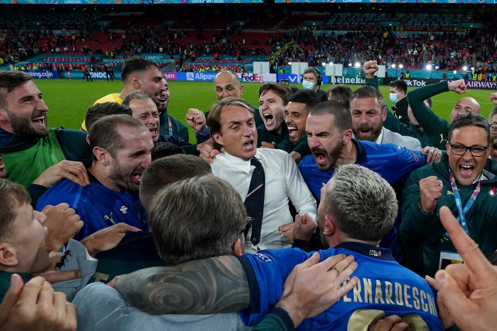 Mancini festeggia la vittoria contro l'Inghilterra