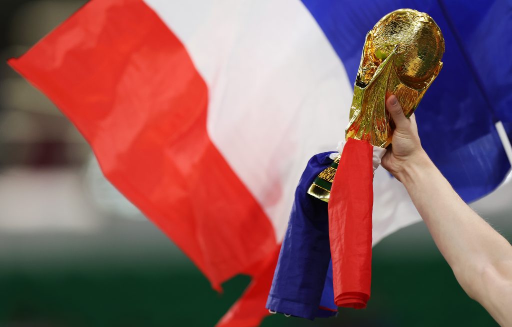 Tifoso francese con la Coppa del Mondo